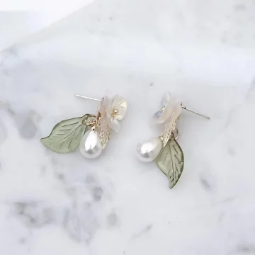 綠葉小白花水滴珍珠×吊墜耳環.avif