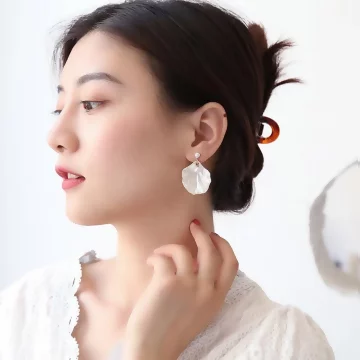 純白簡約珍珠貝殼×螺旋耳夾.avif
