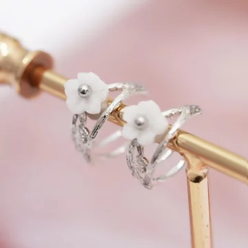 小白花×U型耳骨夾.avif