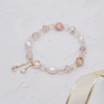 甜粉燦金垂墜珍珠×固定式串珠手鍊.avif