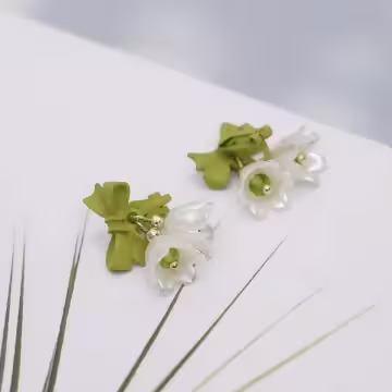 綠葉領結鈴蘭花×三角耳夾