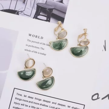 半圓煙綠泫染貓眼石×螺旋耳夾.avif