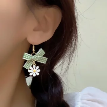 綠格蝴蝶結小雛菊×吊墜耳勾.avif