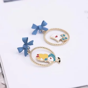 在逃的愛麗絲×不對稱吊墜耳環.avif