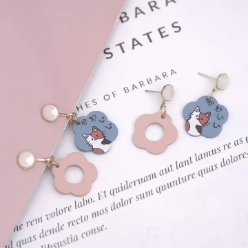 花朵貓語×不對稱吊墜耳環.avif