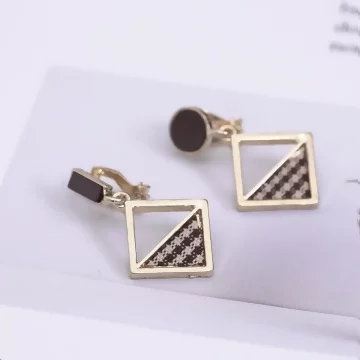 長方圓圈菱型棕咖格紋×不對稱三角耳夾.avif