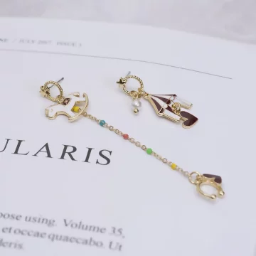 木馬遊樂園×不對稱吊墜耳骨耳環.avif