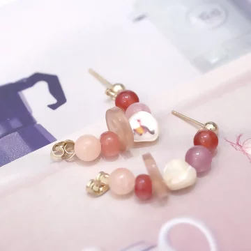 粉玉珠子扭釦天然石×後掛式吊墜耳環.avif