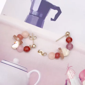 粉玉珠子扭釦天然石×後掛式吊墜耳環.avif