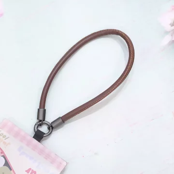 單色簡約皮革×手機腕帶掛繩×棕咖.avif
