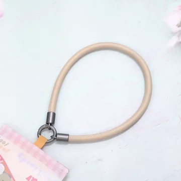 單色簡約皮革×手機腕帶掛繩×米黃.avif