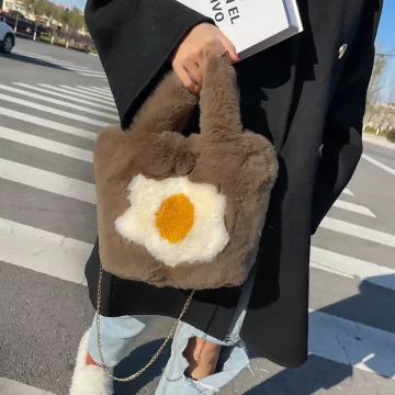 毛絨絨荷包蛋×鍊條斜背包×咖啡.avif