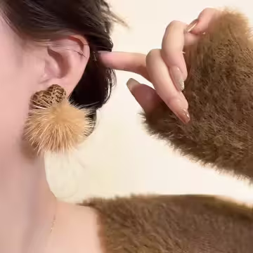 愛心深咖毛毛球×吊墜耳環