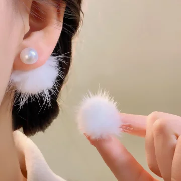 小白毛球珍珠×後掛式耳環.avif