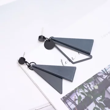 霧霾藍黑木頭三角×不對稱吊墜耳環.avif