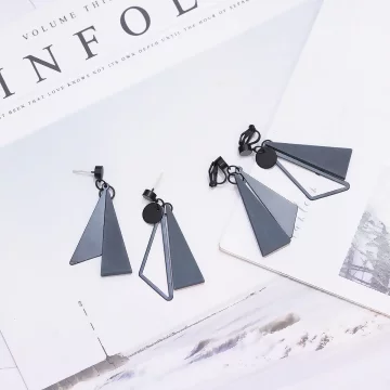 霧霾藍黑木頭三角×不對稱吊墜耳環.avif