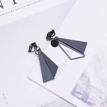 霧霾藍黑木頭三角&times;不對稱三角耳夾
