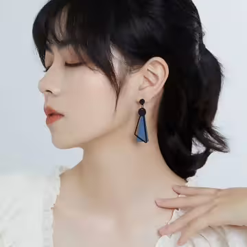 霧霾藍黑木頭三角&times;不對稱三角耳夾