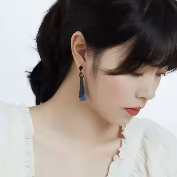 霧霾藍黑木頭三角&times;不對稱三角耳夾
