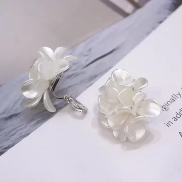 白色大花瓣×三角耳夾.avif