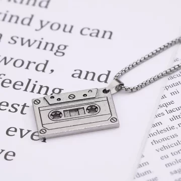 復古錄音帶×中性長項鍊.avif