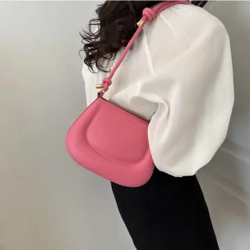 簡約硬殼馬鞍包×肩背包×玫紅色.avif