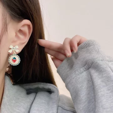 白奶油小紅莓×不對稱吊墜耳環.avif