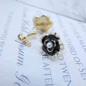 小香風珍珠山茶花×螺旋耳夾×共二色