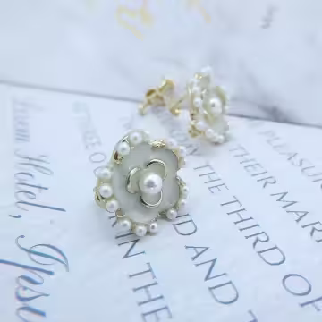 小香風珍珠山茶花×螺旋耳夾×共二色