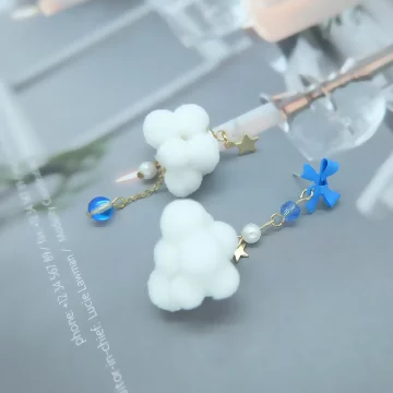 藍領結棉花雲朵×不對稱吊墜耳環.avif