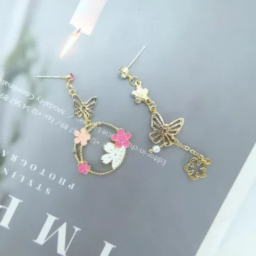 粉櫻追蝶×不對稱吊墜耳環.avif