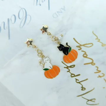 貓捉南瓜×不對稱吊墜耳環.avif