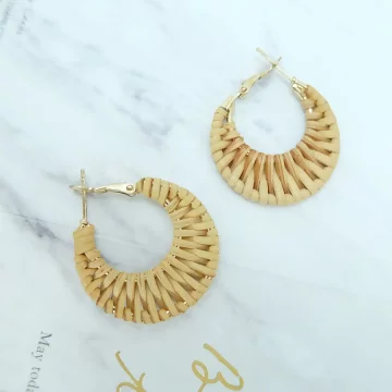 假期藤編C字耳環×耳環.avif