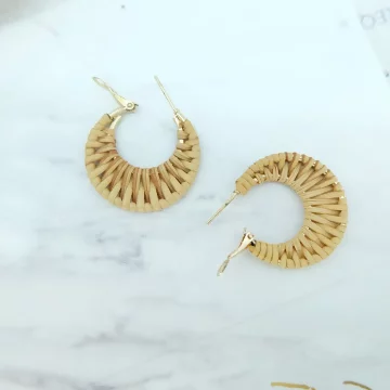 假期藤編C字耳環×耳環.avif