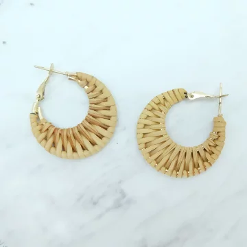 假期藤編C字耳環×耳環.avif