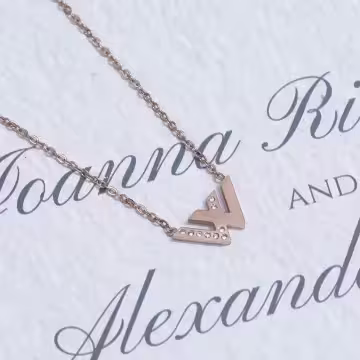 316鋼飾×經典W字母×鎖骨項鍊×玫瑰金