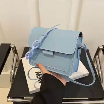 不對稱背帶掀蓋小方包×斜背包×藍色