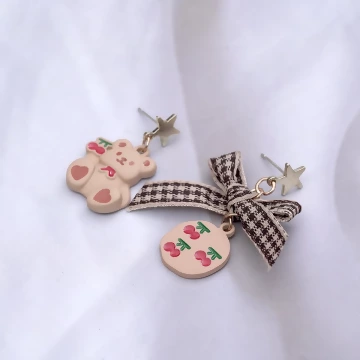 小熊愛吃櫻桃×不對稱吊墜耳環 .avif