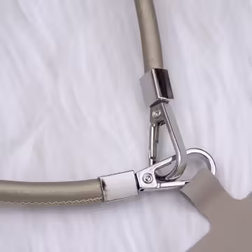 單色簡約皮革×手機斜背雙勾掛繩×金色