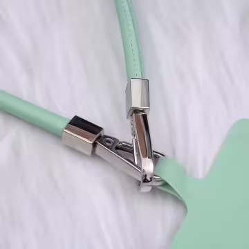 單色簡約皮革×手機斜背雙勾掛繩×淺綠