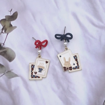 撲克小兔的小午茶×不對稱吊墜耳環.avif