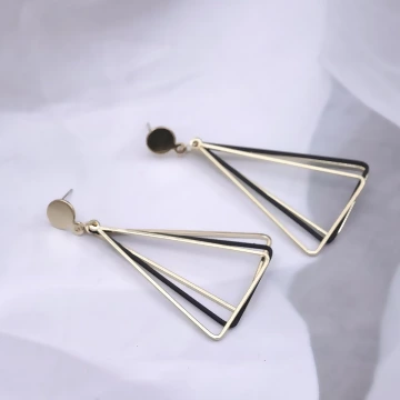 俐落黑金三角型×吊墜耳環 .avif
