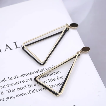 俐落黑金三角型×吊墜耳環 .avif