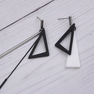 超長三角型不規則長桿×不對稱吊墜耳環 .avif