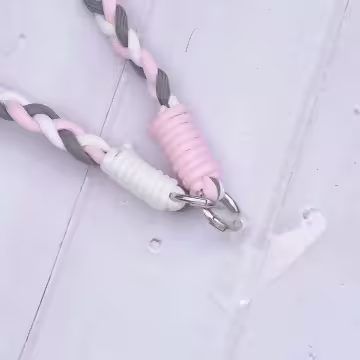 撞色麻花辮×手機斜背雙勾掛繩×灰粉