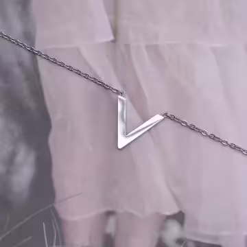 316鋼飾×雅緻V字母×鎖骨項鍊×銀色