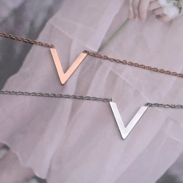 316鋼飾×雅緻V字母×鎖骨項鍊×玫瑰金.avif