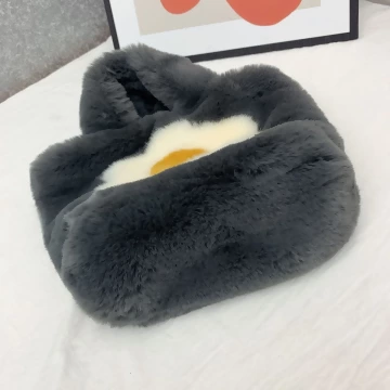 毛絨絨荷包蛋×鍊條斜背包×灰色.avif