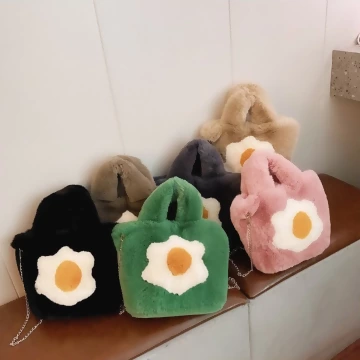 毛絨絨荷包蛋×鍊條斜背包×米駝.avif