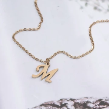 316鋼飾×經典M字母×鎖骨項鍊×金色.avif